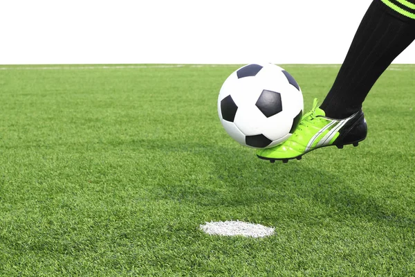 Calciare un pallone da calcio sul campo — Foto Stock