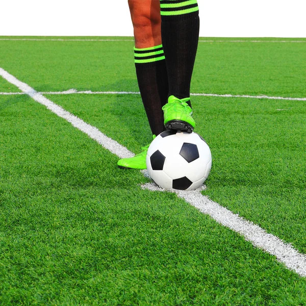 Patear una pelota de fútbol en el campo — Foto de Stock