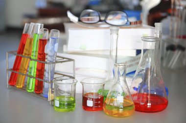 laboratuvar test tüpleri ile renkli sıvı