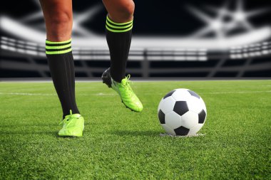 Futbol topu futbol sahasına gece Stadyumu