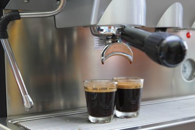 Espresso kahve dükkânının içinde hazırlar yakın çekim