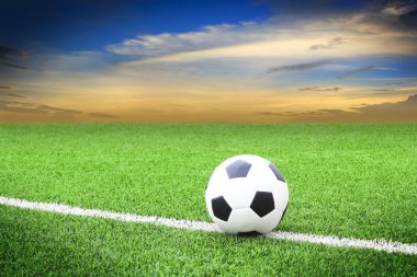 sun set ile futbol sahada futbol topu