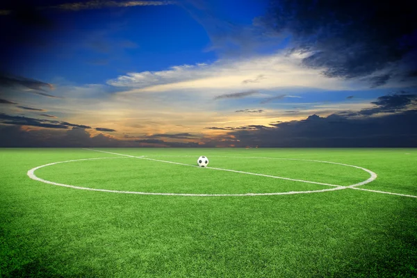 sun set ile futbol sahada futbol topu