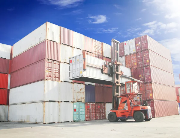 Carretilla elevadora que maneja la caja del envase — Foto de Stock