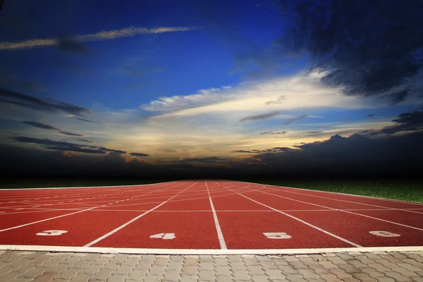 Pista de atleta ou pista de corrida com cenário agradável — Fotografia de Stock