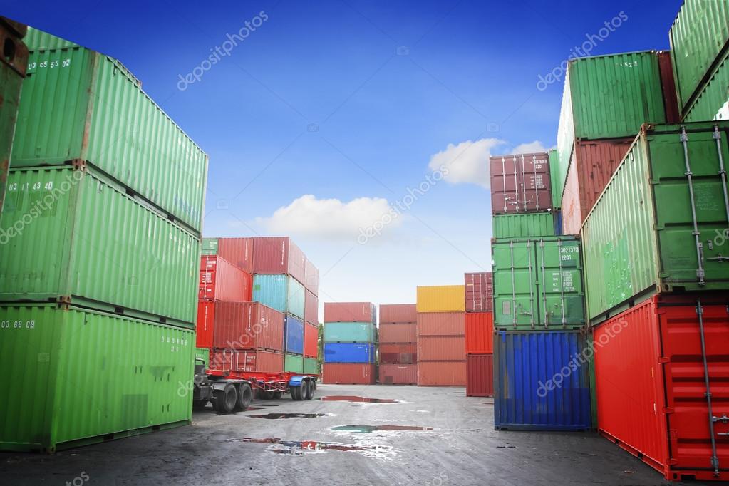 Almacenamiento de contenedores en el puerto | contenedores apilados en