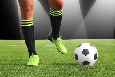 gece stadyumda sahada futbol topu
