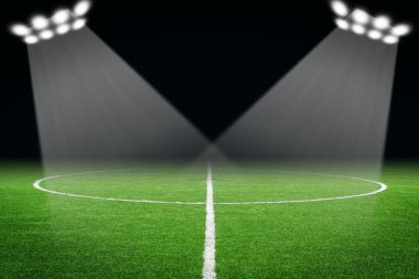 gece stadyumda sahada futbol topu