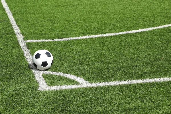 Futbol topu ile yeşil çizgili futbol sahası manzarası