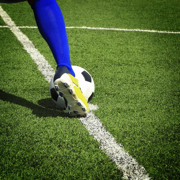 Patear la pelota en el juego — Foto de Stock