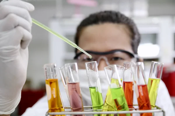 Het laboratorium test buizen met kleurrijke vloeistof — Stockfoto