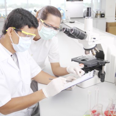 iki klinisyenler tıbbi laboratuvar belgede tartışıyor