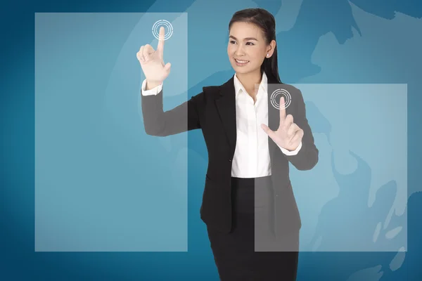 Mano de la mujer de negocios pulsando un botón en un interf pantalla táctil —  Fotos de Stock