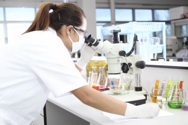 kadın bilim adamları laboratuarda mikroskoplar kullanarak