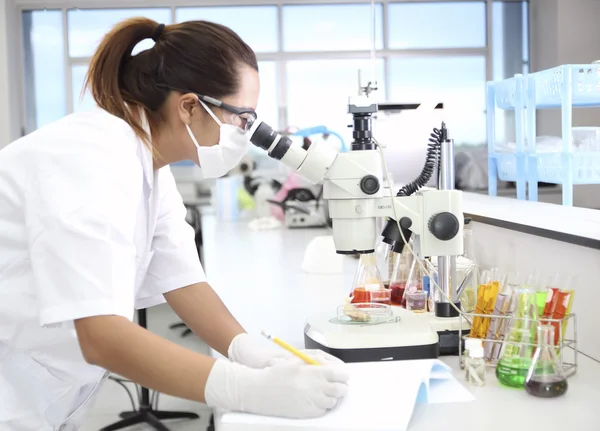 Vrouwelijke wetenschappers met behulp van microscopen in laboratorium — Stockfoto