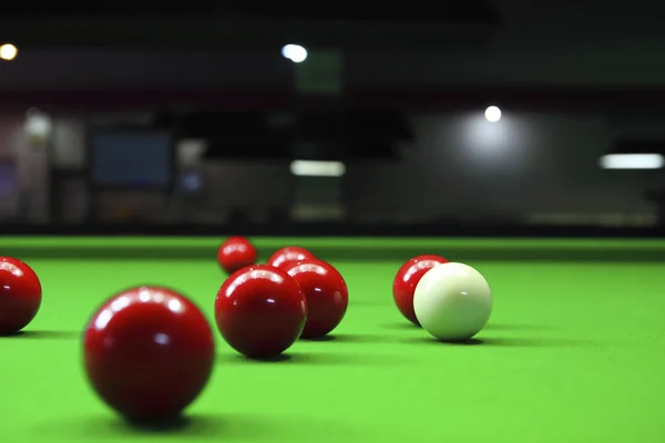 Duas bolas de snooker de cores diferentes na tabela 2 — Fotografia de Stock