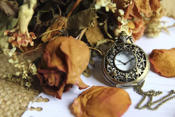 Vintage Taschenuhr mit trockener Roose — Stockfoto