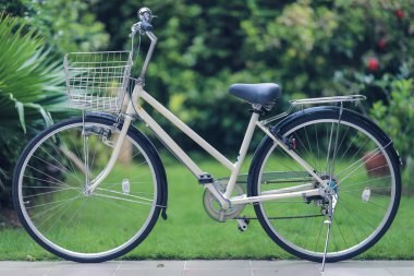 Yeşil doğa arka planındaki klasik bisikletleri kapatın. Araç vintage tarzı konsept.