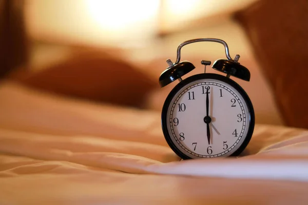 Relógio Alarme Vintage Quarto Pela Manhã Com Nascer Sol Fundo Imagem De Stock