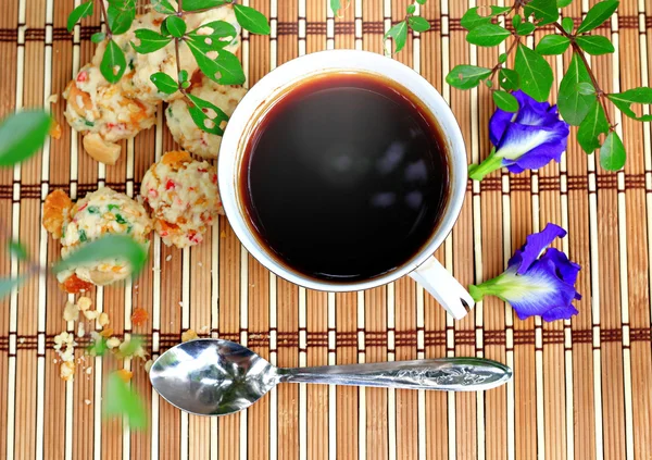 Espresso und Kekse im Garten — Stockfoto