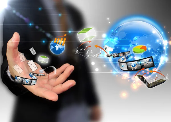 imprenditore holding idee intorno al mondo dei media socialifikirler etrafında dünya sosyal medya holding iş adamı