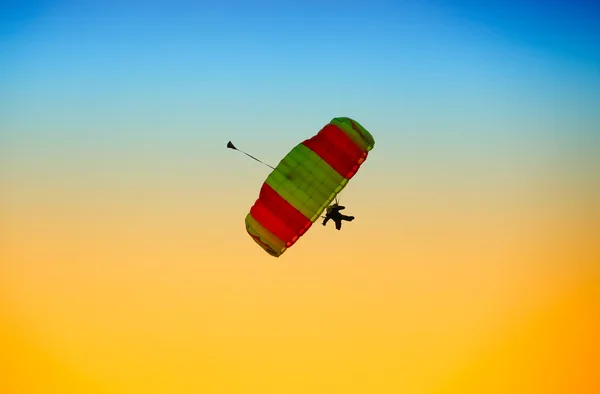 Paracadute contro cielo blu — Foto Stock