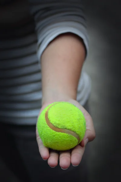 一位女性拿着网球 — Φωτογραφία Αρχείου