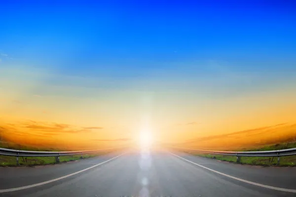 Estrada subindo e céu azul — Fotografia de Stock