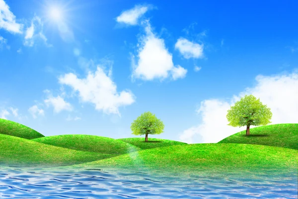 Erba verde e fiume con cielo azzurro brillante — Foto Stock