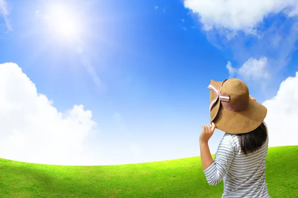 Junge Frau im Sommer auf dem Feld — Stockfoto