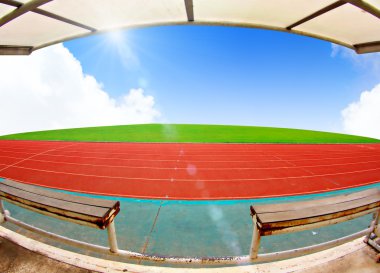 Mavi gökyüzü üzerinde koşu parkuru 