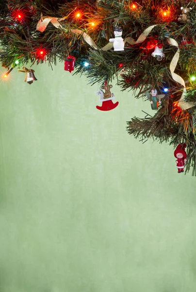 Vorbereitung für eine Weihnachtskarte auf hellgrünem Hintergrund. — Stockfoto