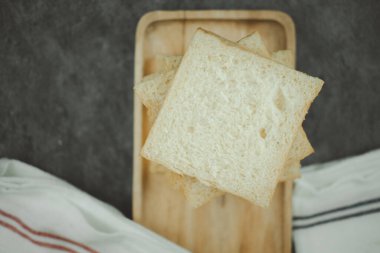 Ahşap tepside kızartılmış ekmek dilimleri. Seçici odak