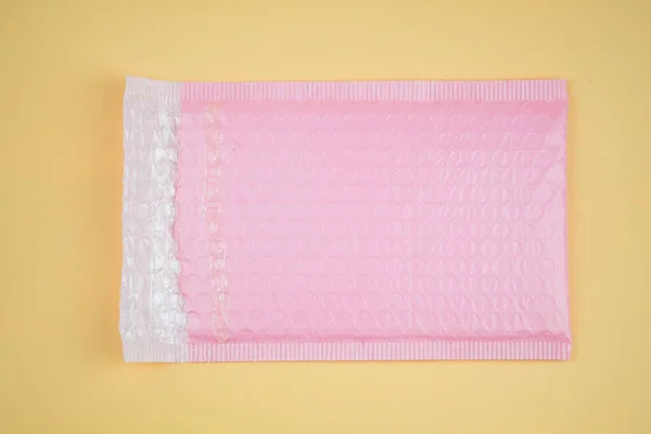 Open Gebruikte Roze Blanco Envelop Gemaakt Van Noppenfolie Voorkomen Dat — Stockfoto