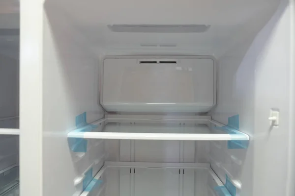 실내의 현대식 냉장고 새로운 냉장고 — 스톡 사진