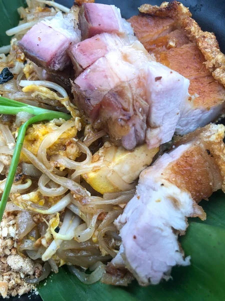 Macarrão Frito Tailandês Pad Thai Com Carne Porco Crocante Tigela — Fotografia de Stock