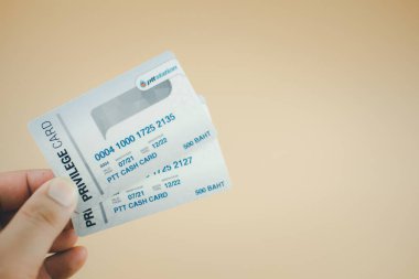 Samut Prakan Tayland - 1 Ekim 2021: PTT benzin istasyonu, PTT, Pas Station PTT 'de yakıt ikmali için 500 baht değerinde iki hediye kartı Tayland' ın en popüler benzin istasyonudur..