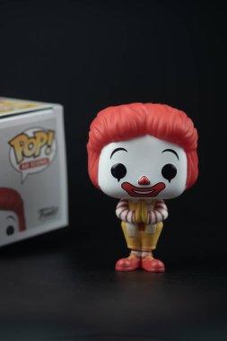 Bangkok, Tayland - 20 Eylül 2021: Funko Pop Icons McDonald 's Ronald McDonald Tayland Özel Figürü (139). İllüstrasyon Editörü