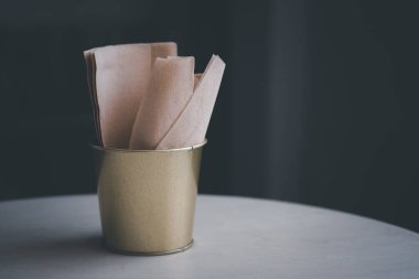 Kahverengi doku altın kovada kafede