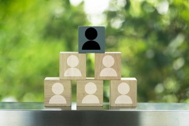 Patron simgesi ahşap küp bloktaki en üst piramit yığınında doğa geçmişi, yaratıcı, iş yönetimi, takım lideri, iş stratejisi, insan kaynakları yönetim kavramı