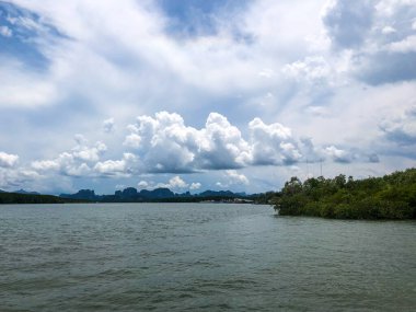 Bulutlu gökyüzü ve nehir. Tekneden bir fotoğraf çek.