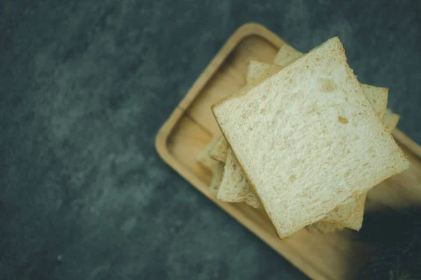 Σπιτικό Ψωμί Κομμένο Φέτες Ξύλινο Δίσκο Επιλεκτική Εστίαση — Φωτογραφία Αρχείου