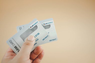 Samut Prakan Tayland - 6 Ekim 2021: PTT benzin istasyonunda, PTT Benzin İstasyonu 'nda, Tayland' da popüler bir benzin istasyonunda, her biri 500 baht olmak üzere iki adet imtiyaz kartı bulundurmak