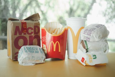 Samut Prakan Tayland - 6 Ekim 2021: McDonald 's Food. Big Mac menüsü bir bardak kola ve kızarmış patatesin yanında. McDonald 's Tayland' da popüler bir restorandır..