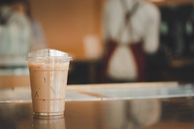 Kahve dükkanında paket fincan buzlu kahve mocha