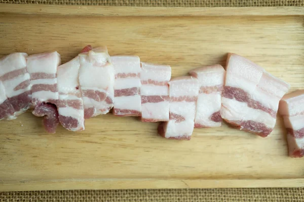 Schweinestreifenscheiben Auf Holzplatte Fertig Zum Kochen — Stockfoto