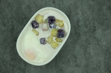 Tayland tatlısına Şamandıra topları denir. Sıcak hindistan cevizi sütü, haşlanmış yumurta ve hindistan cevizi ile lezzeti arttırır..