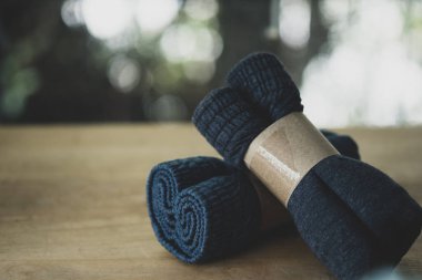 Koyu mavi adam iç çamaşırları ahşap masaya sarılmış.