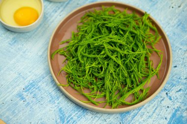 Tabakta çiğ Cha-om yaprağı ve çiğ yumurta pişirmeye hazır ol. Tayland yemeği.