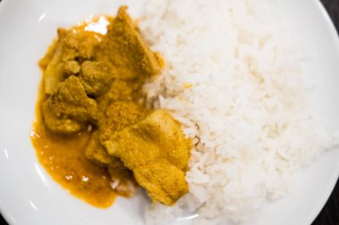 Pirinçli Tayland yemeği ve domuz eti. Üst görünüm